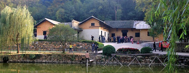 J'entre dans la demeure où est né Mao, une petite maison toute simple aux pièces humides. 