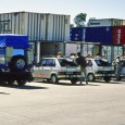 Les containers sont alignés sur le quai du port. De leurs ventres ouverts sortent nos voitures. Tout est là: grilles de désensablement, jerricanes, phares de poursuite, ordinateurs de bord...