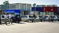 Les containers sont alignés sur le quai du port. De leurs ventres ouverts sortent nos voitures. Tout est là: grilles de désensablement, jerricanes, phares de poursuite, ordinateurs de bord...