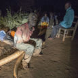 La nuit tombe, raconte Roland, nous avançons en file indienne dans le bush. Partout, il y a des squelettes d'éléphants, des têtes de buffles jonchent le sol.