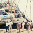 Des filets usés soulèvent nos voitures pour les poser dans la cale d'un vieux rafiot en partance pour Aden.