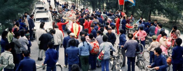 Le chef militaire hurle aux côtés de Benoît. Je ne parle pas chinois mais je crois comprendre qu'il n'est pas content.